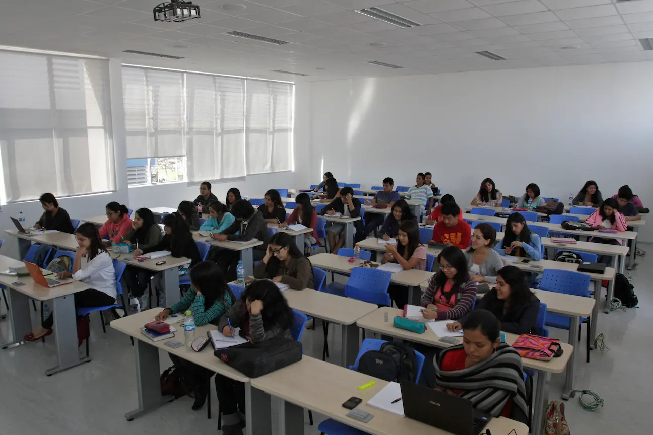 Fotografía hacia los alumnos de un salón de la PUCP.