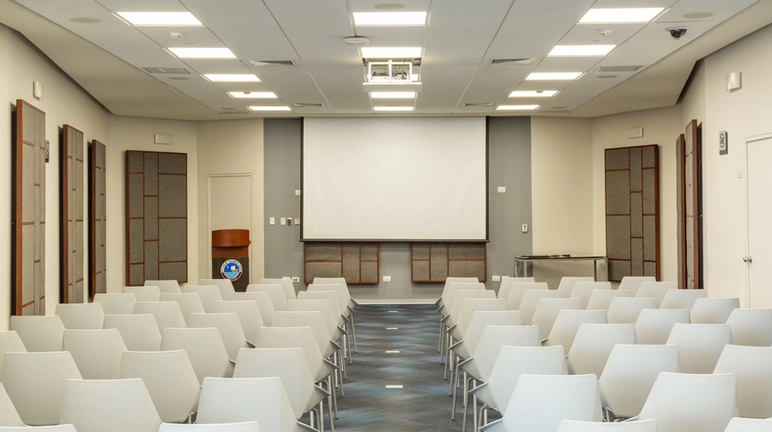 Fotografía de un salón de PUCP.